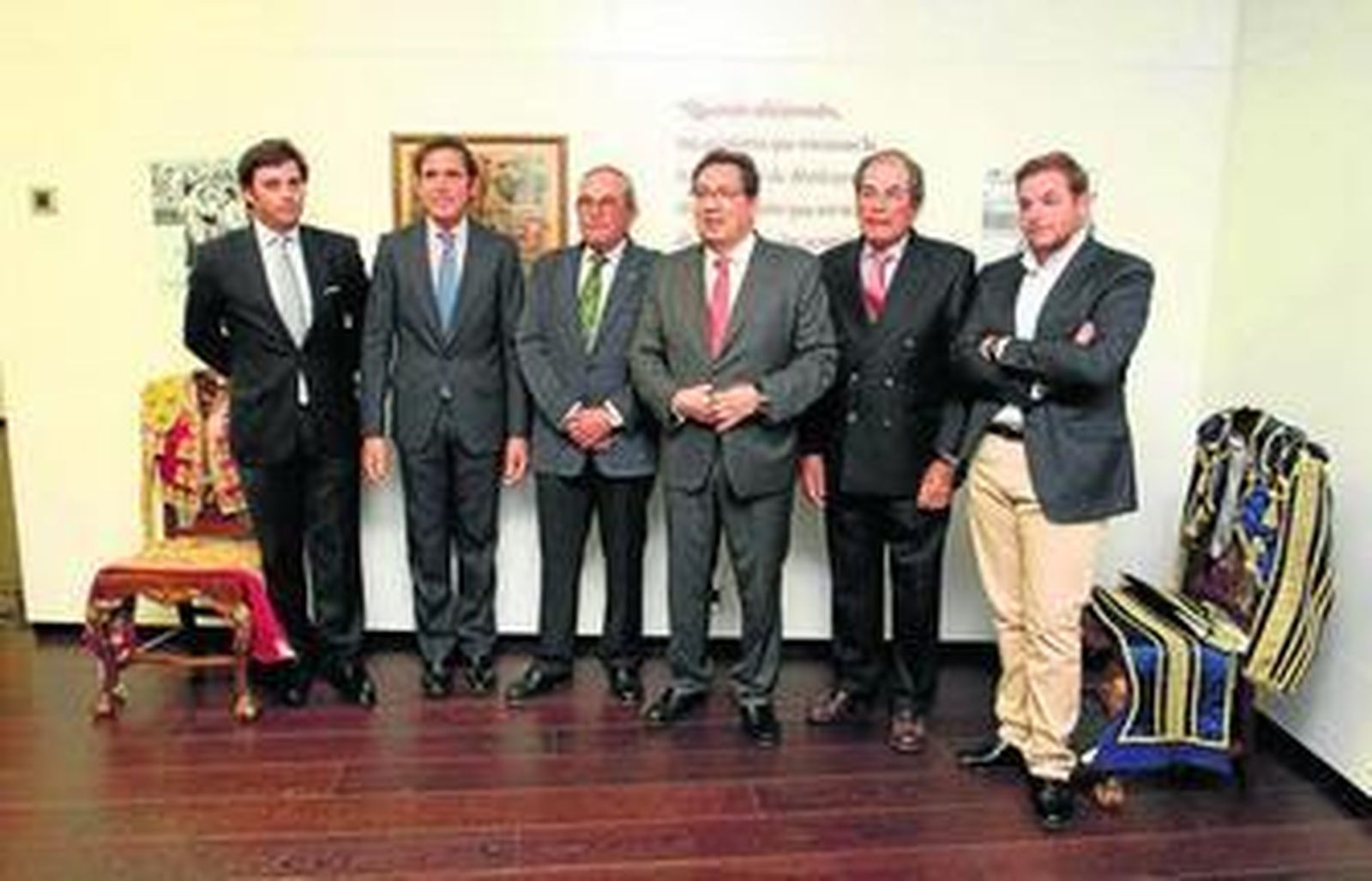 El presidente de la Fundación Cajasol, en el centro, flanqueado por los ganaderos Eduardo y Antonio Miura.