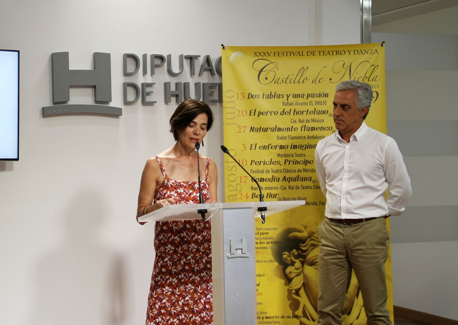 La coreógrafa Isabel Vázquez, responsable del espectáculo ‘Laika’, junto al diputado José Manuel Alfaro, en la presentación del programa ‘Atrévete’.