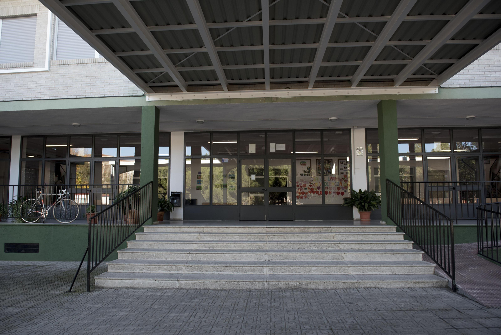 Entrada al CEEE Jean Piaget.