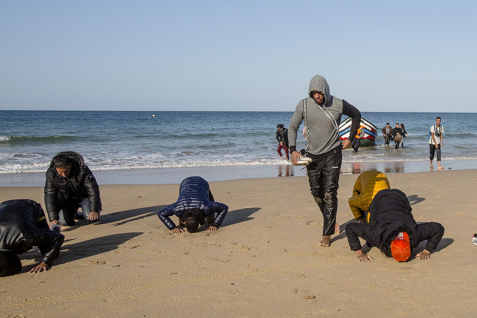 Llegada de una patera con 26 inmigrante a la playa de la Victoria