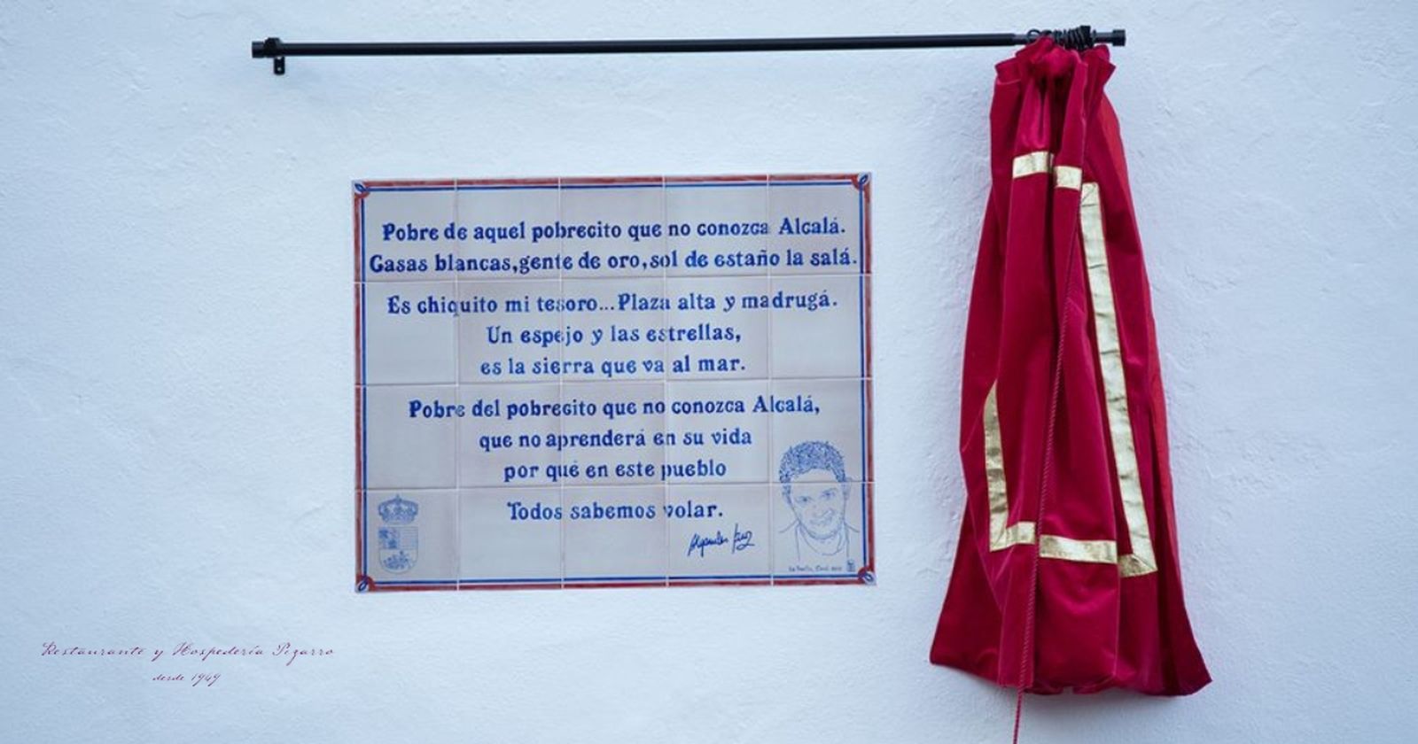 Inscripción de la calle de Alejandro Sanz en Alcalá de los Gazules donde reza un poema dedicado al pueblo de su familia materna