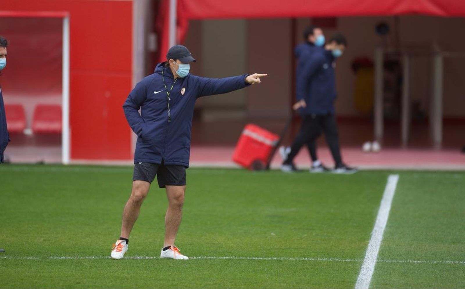 Lopetegui realiza una indicación durante el entrenamiento en el estadio Jesús Navas.