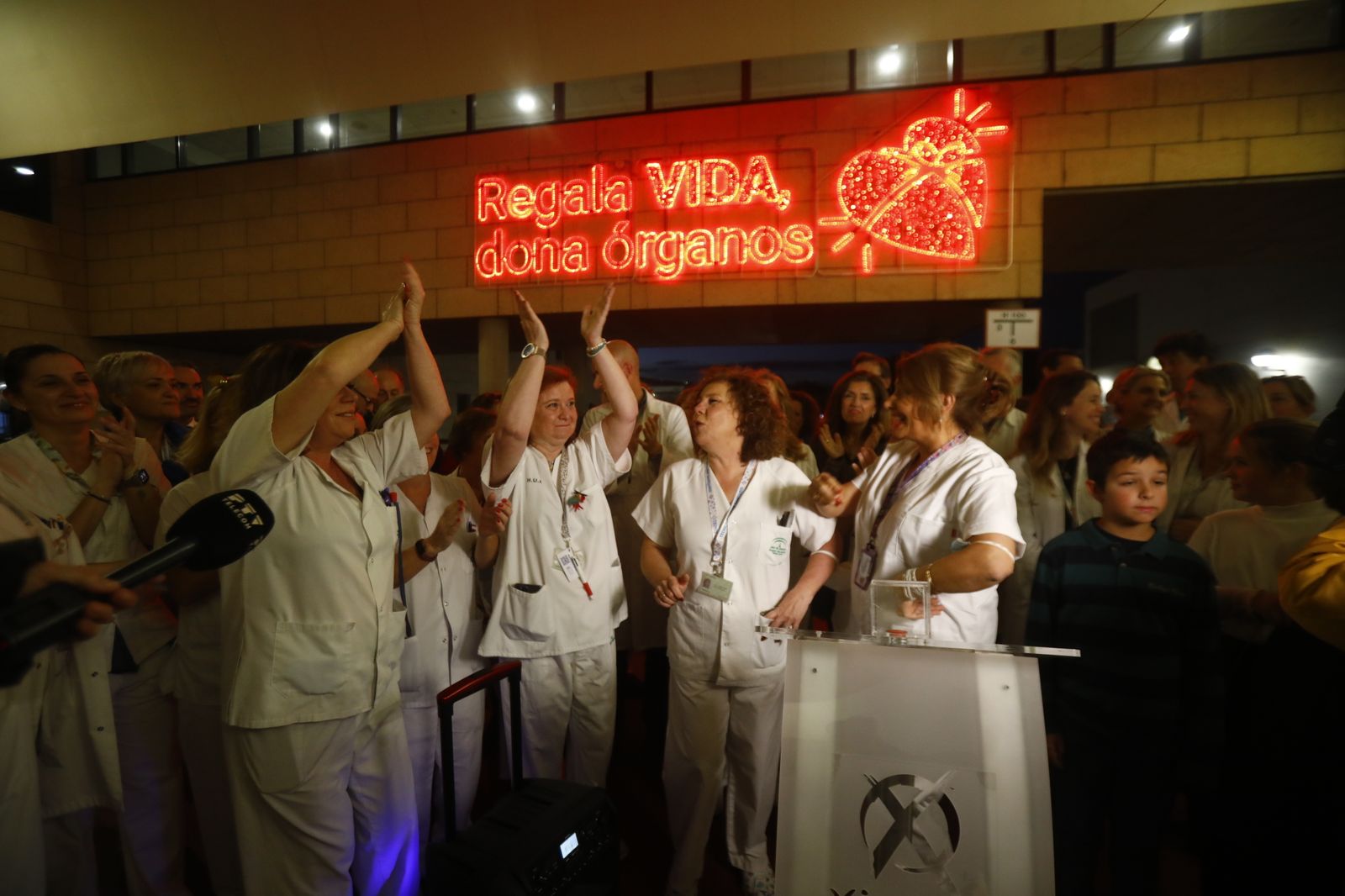 El Hospital Reina Sofía enciende la Navidad, en imágenes