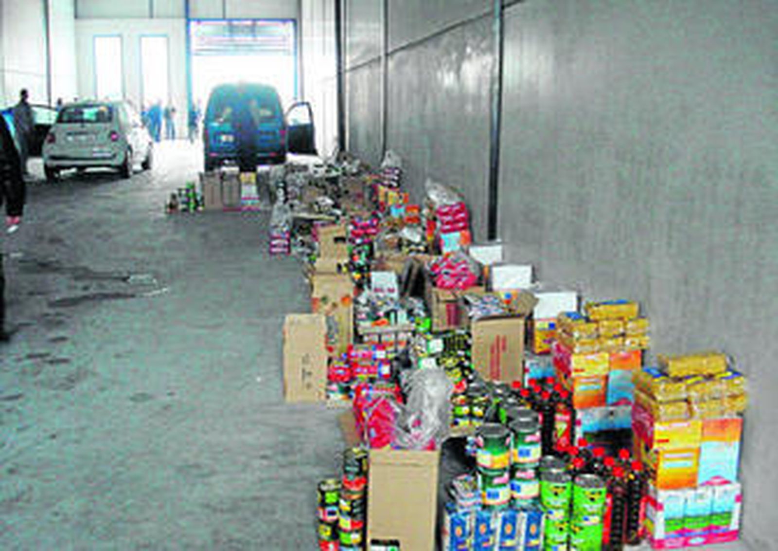 Último reparto de alimentos realizado por Cáritas entre las familias más necesitadas de Loja.