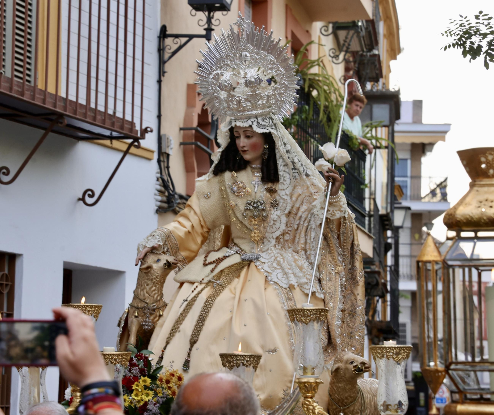 El traslado de la Pastora de Santa Marina a la parroquia de San Pedro, en imágenes