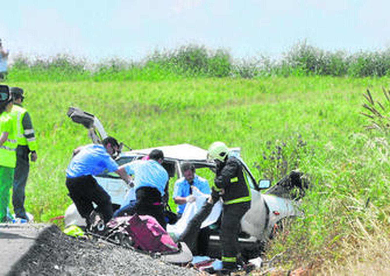 Tareas de rescate de una de las cuatro víctimas mortales de un accidente ocurrido en mayo en Burguillos.