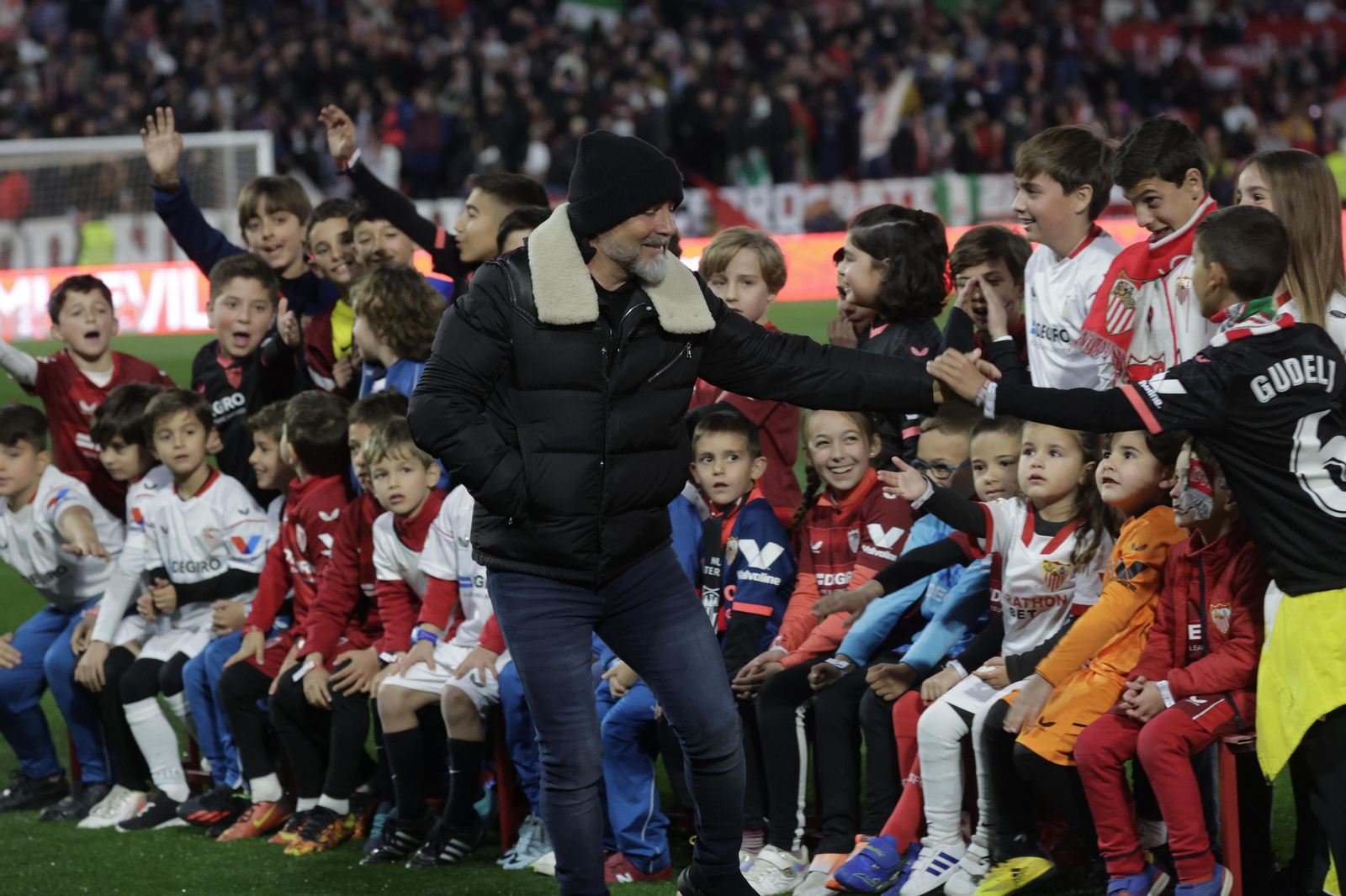Sampaoli saluda a los jóvenes aficionados del Sevilla antes del partido.