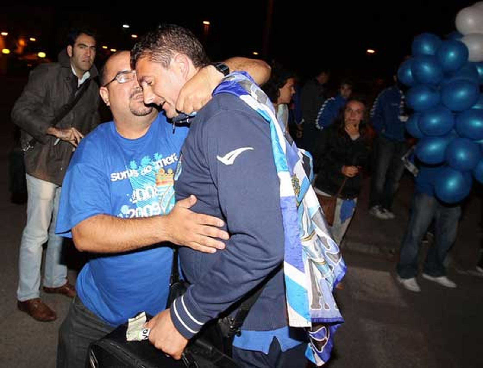 Viqueira, uno de los ídolos de la grada, abrazado por un aficionado. 

Foto: Miguel Angel Gonzalez