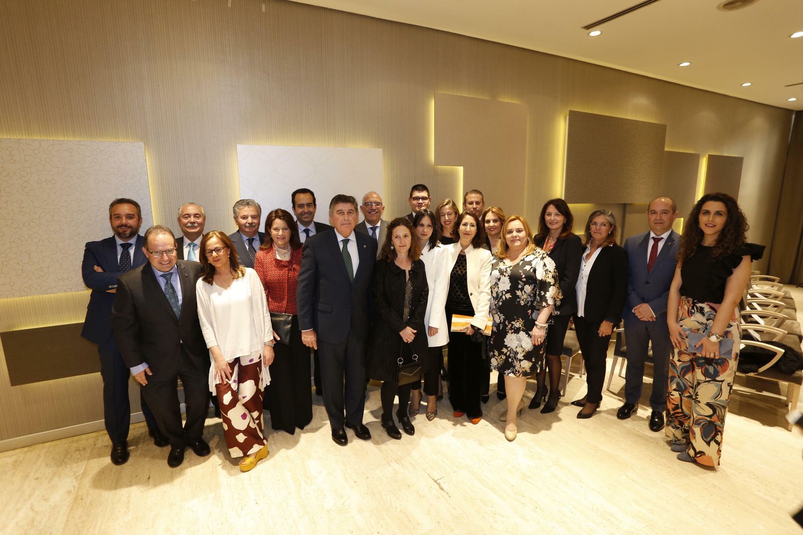 Manuel Pérez junto a otros miembros del equipo directivo del Colegio de Farmacéuticos de Sevilla.