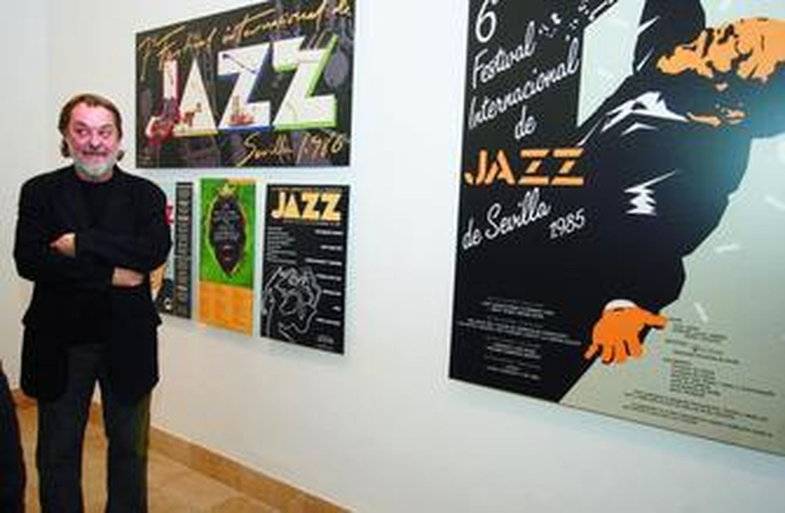 El artista Manolo Cuervo, ayer, en la inauguración de su exposición 'Crónica de un paseante' en la Casa de la Provincia.