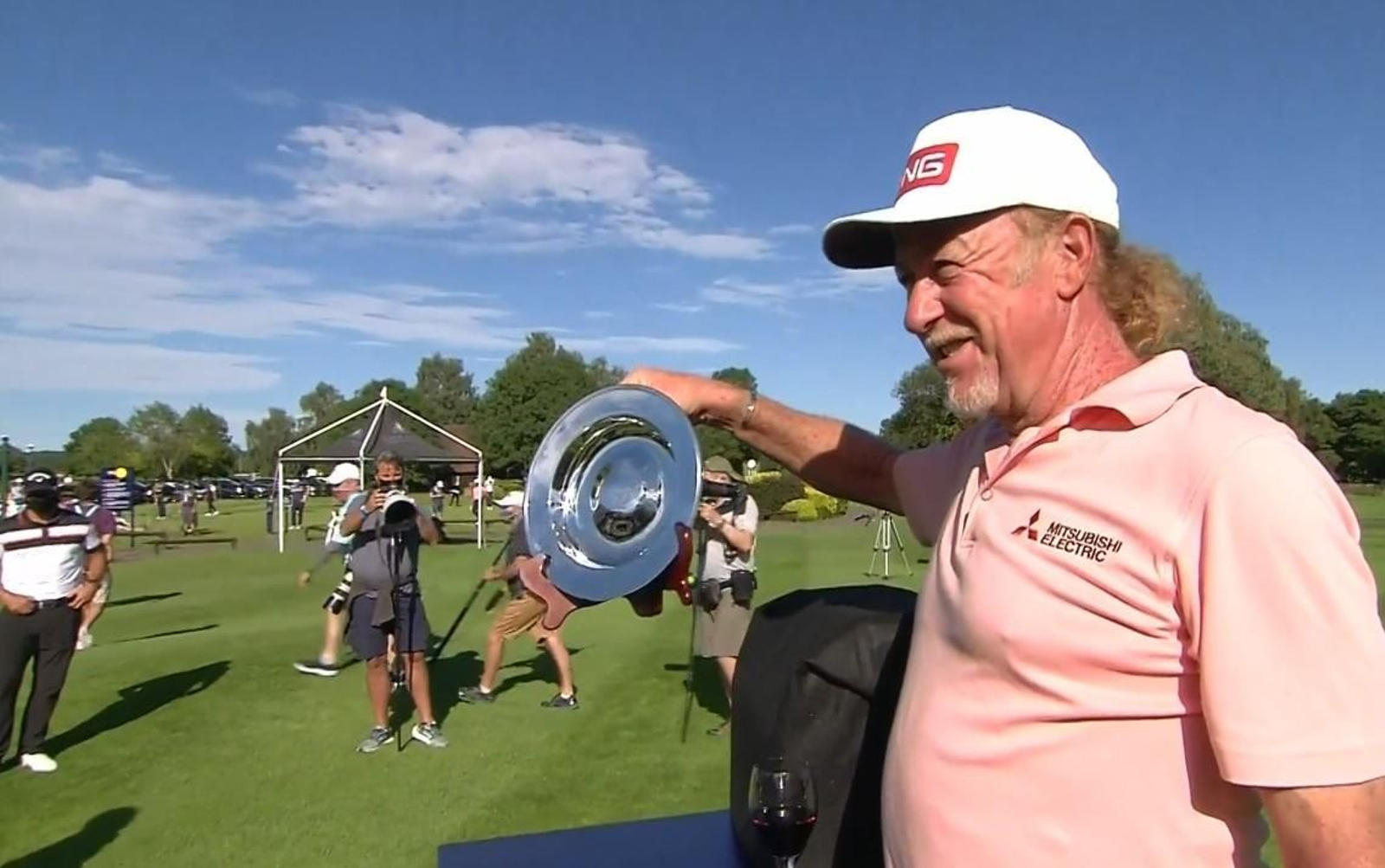 Jiménez, con un trofeo al acabar la primera vuelta.