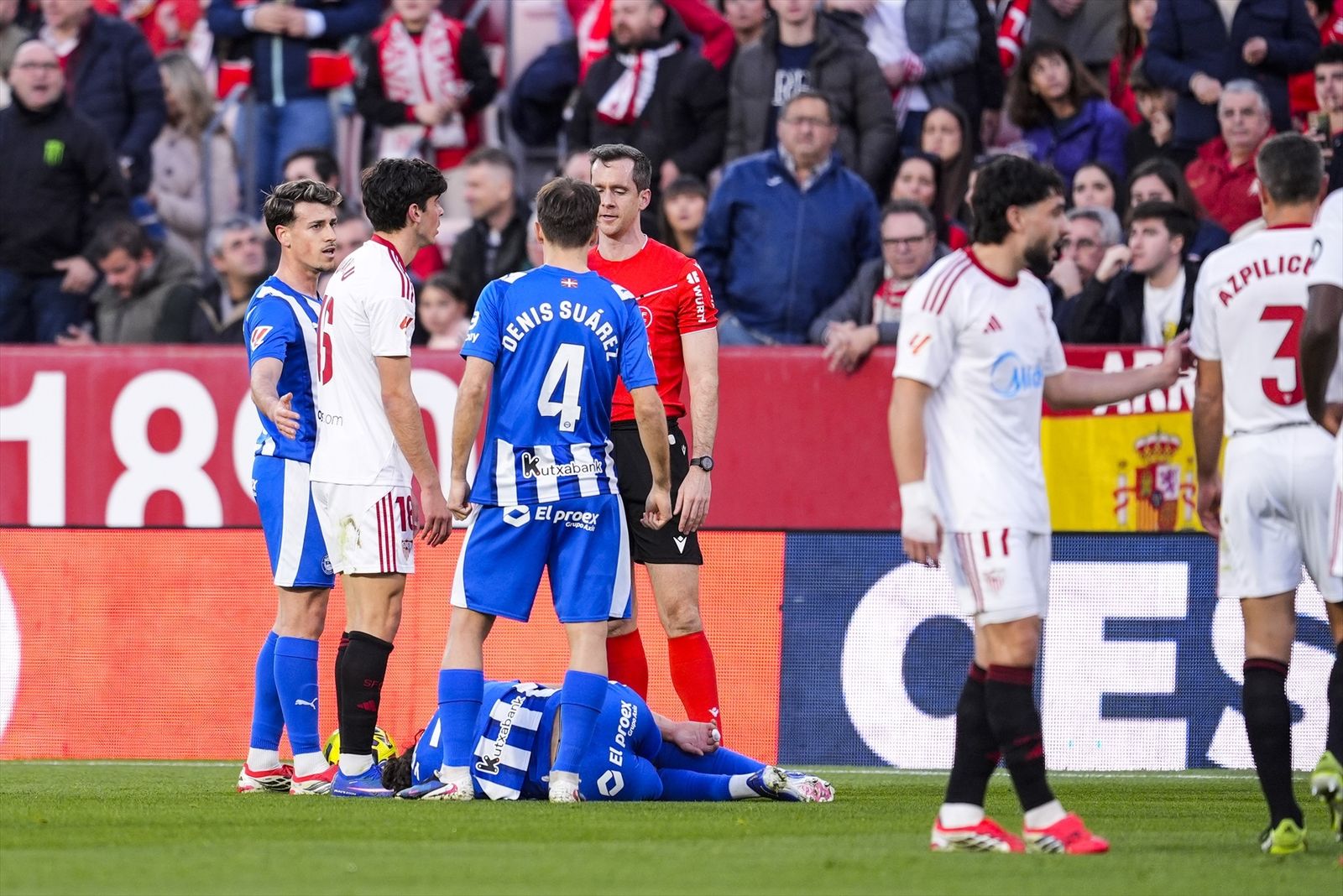 Juanlu se dirige al árbitro con desesperación tras ser expulsado.