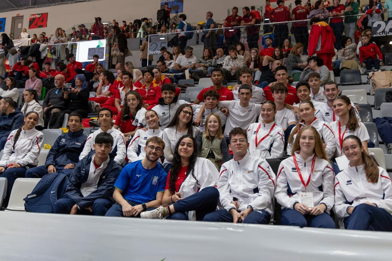 El Nacional atrae la atención de participantes y familiares en el Palacio de los Deportes jiennense.