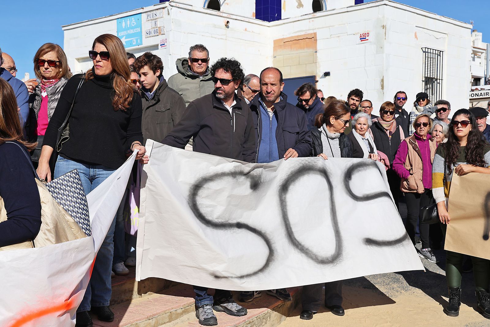 Fotografías de la concentración de los vecinos de Matalascañas tras los destrozos del paseo marítimo