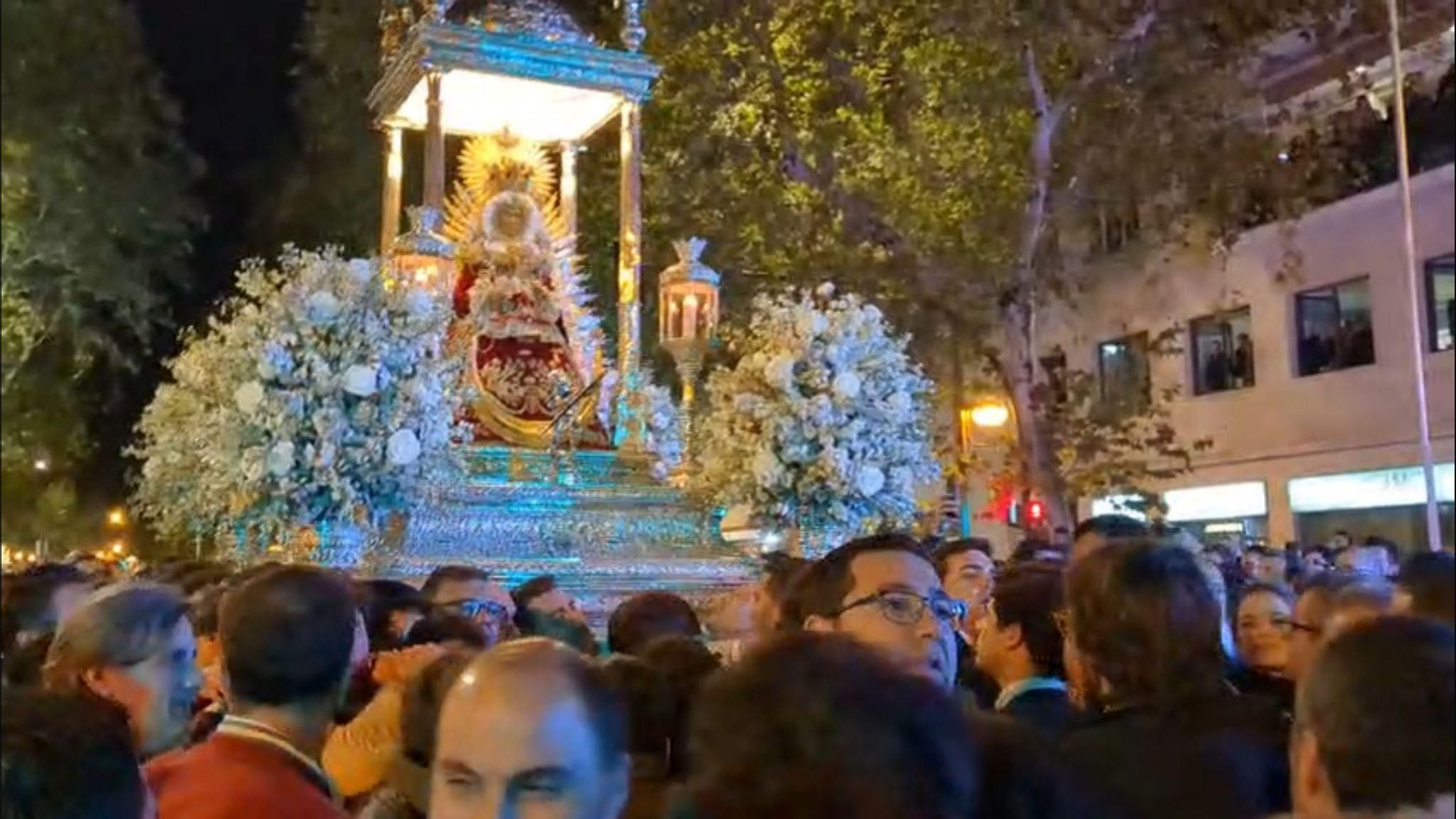 Cofrades de Lora del Río forcejean por tomar el relevo al paso de Setefilla