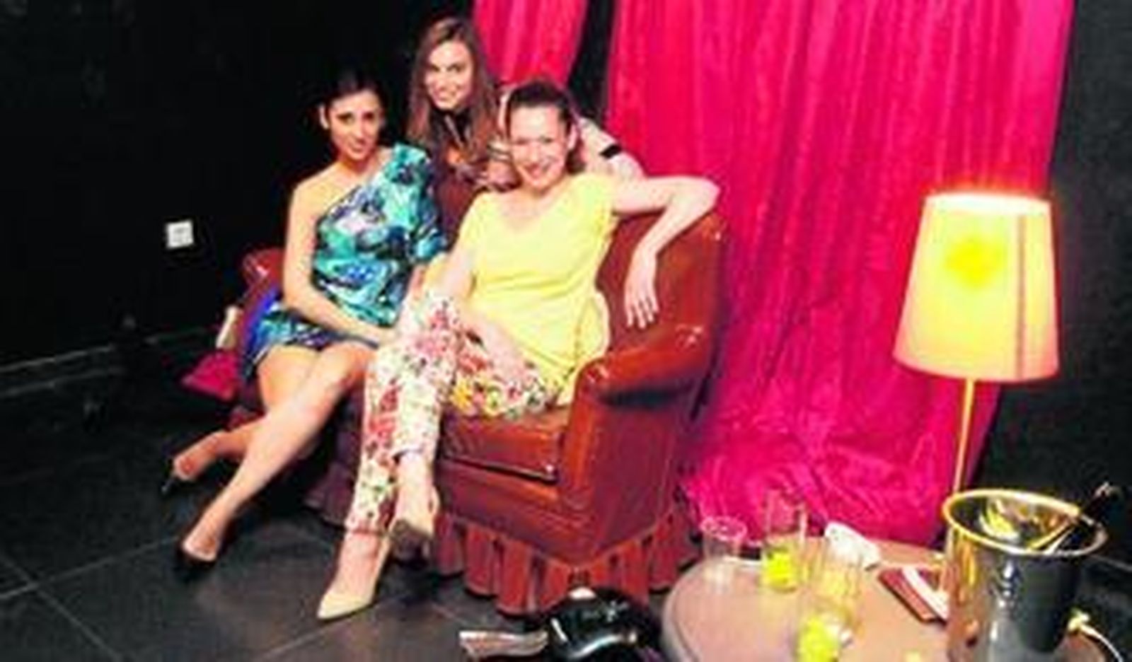 Gemma Giménez, Norma Ruiz y Eva Almaya ayer en la sala donde representan 'Una despedida de muerte'.