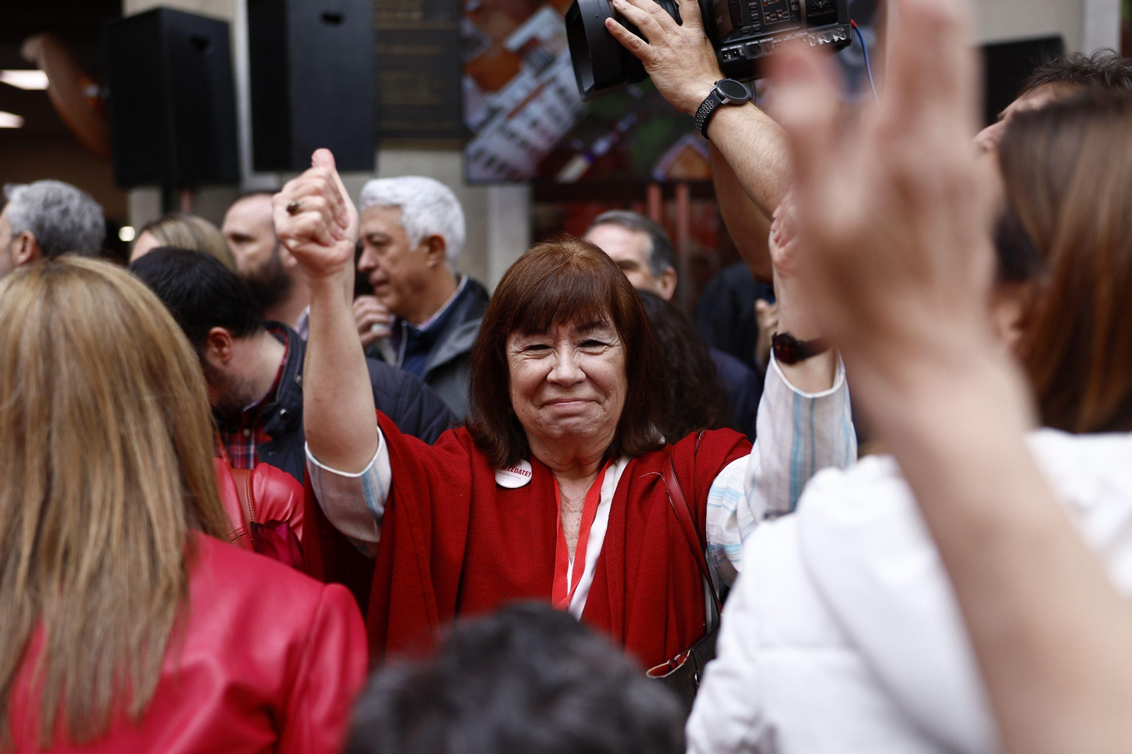 Concentración en Ferraz en apoyo a Sánchez