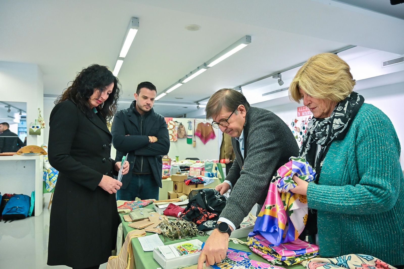María del Mar Vázquez y Oscar Bleda durante su visita al mercado solidario de Manos Unidas.