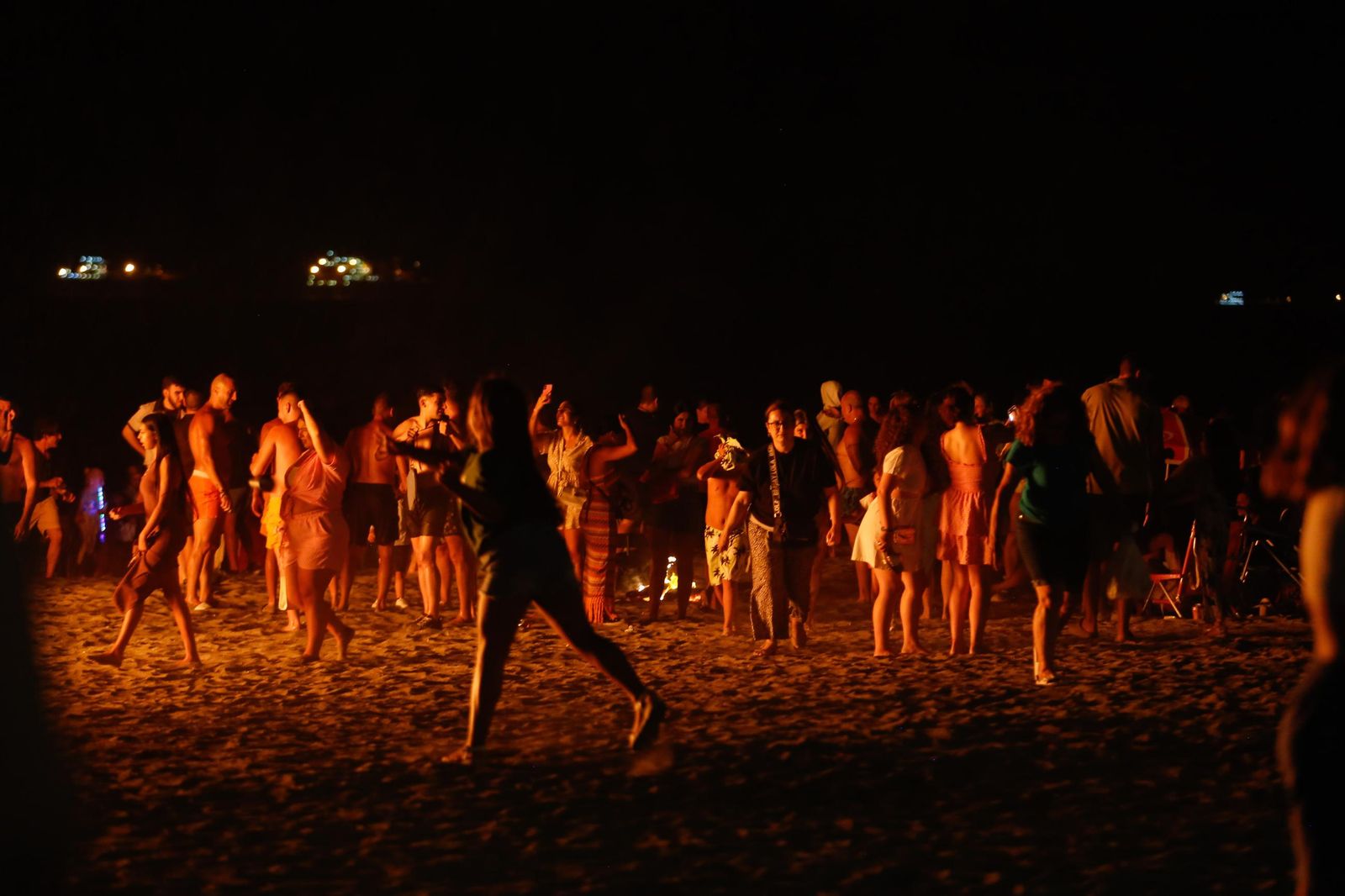 La noche de San Juan en las playas de La Línea.