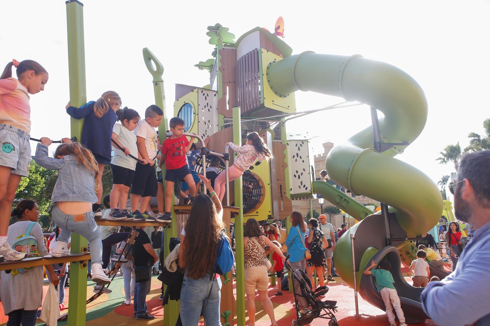 Las fotos de la inauguración del nuevo parque infantil junto al Conservatorio de La Línea