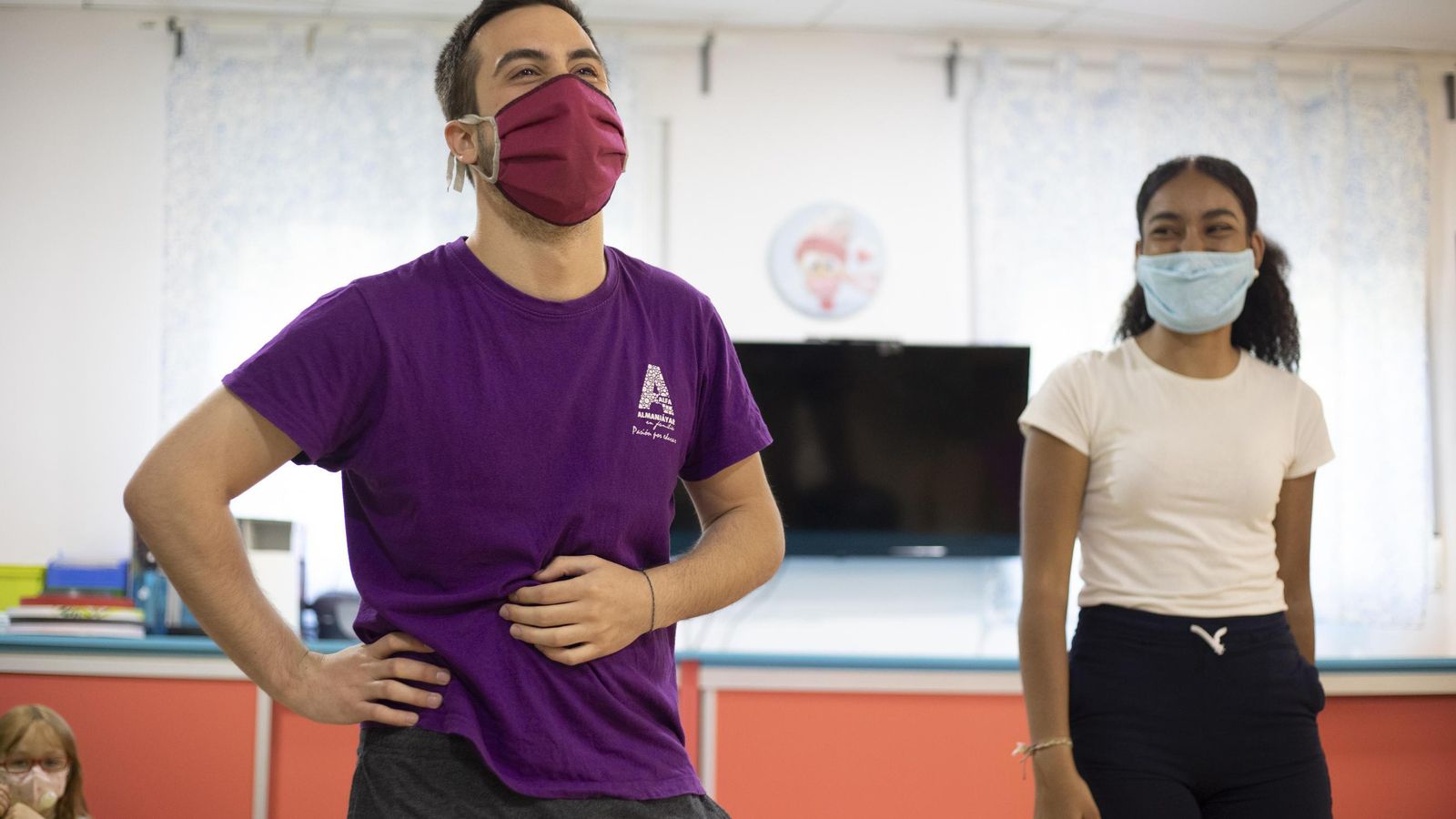 Voluntarios y educadores cuidan a los menores.