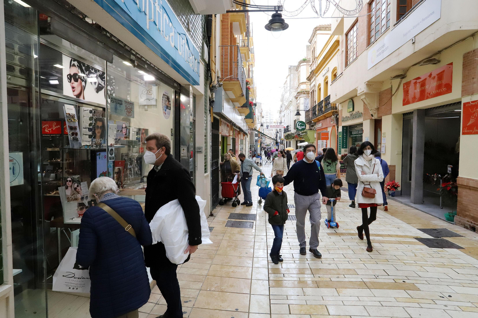 Ambiente en una calle comercial del centro de la capital onubense.