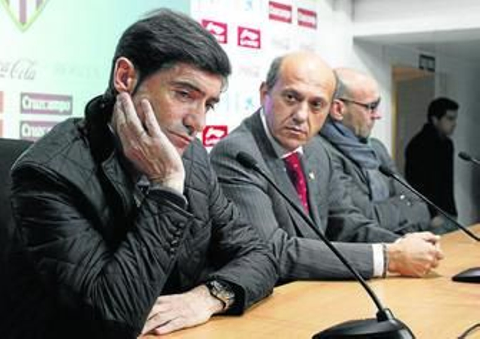 Marcelino García Toral no puede disimular una mirada taciturna en su despedida del club, con Del Nido y Monchi como testigos.