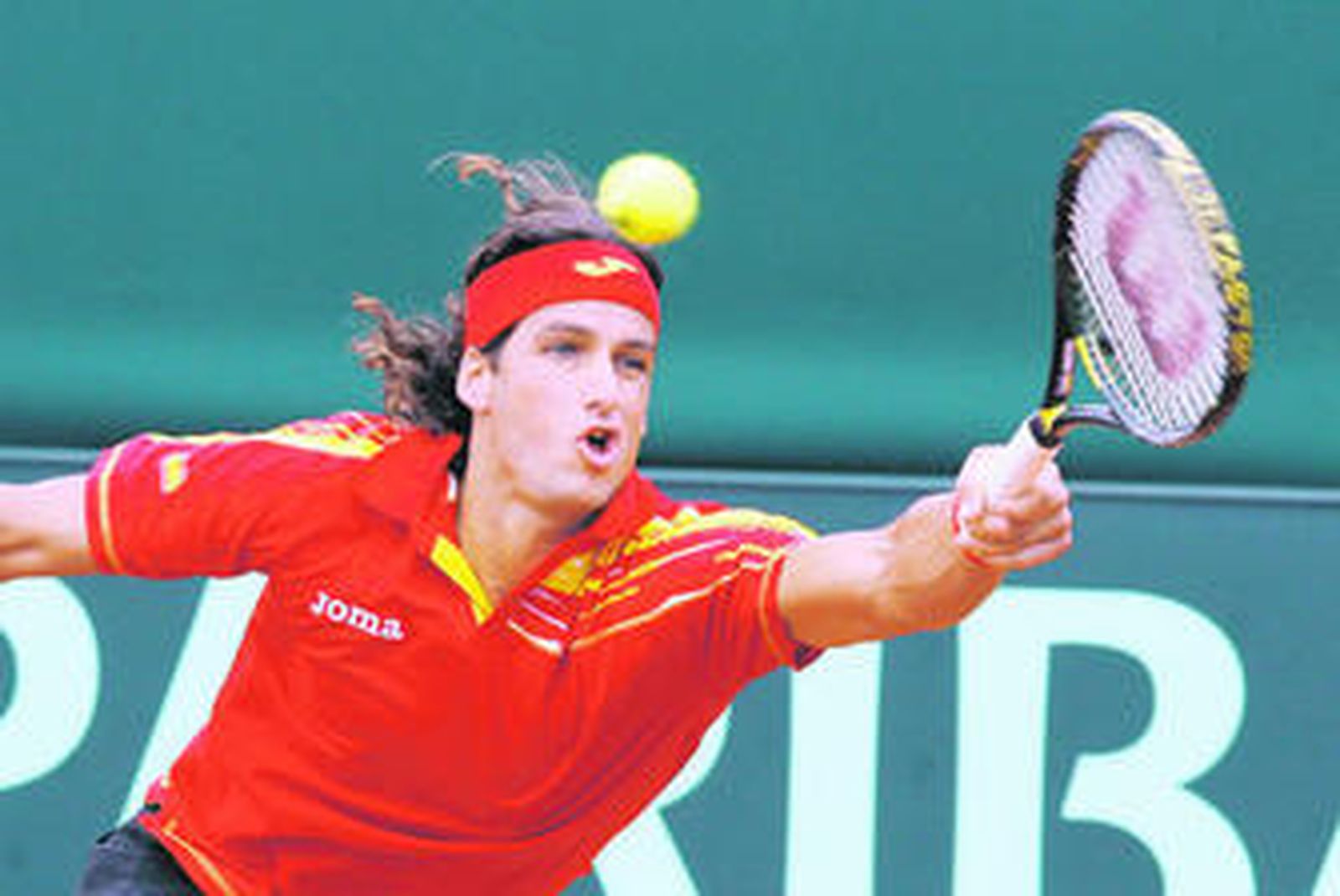 Feliciano López se estira para conectar una volea contra el israelí Harel Levy.