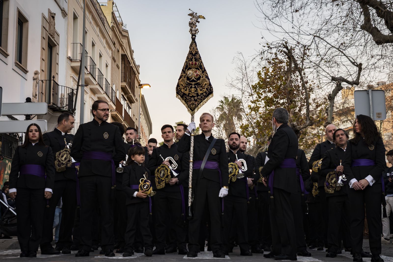 Multitudinario pasacalles de la Banda de las Cigarreras por el centro de Jerez