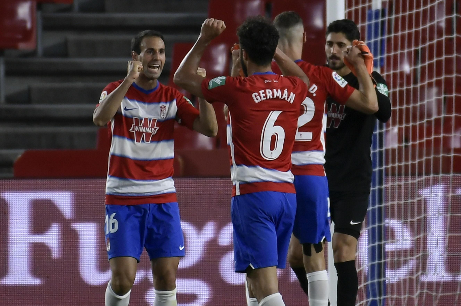 Víctor Díaz, Germán, Domingos Duarte y Rui Silva se felicitan tras un triunfo en casa