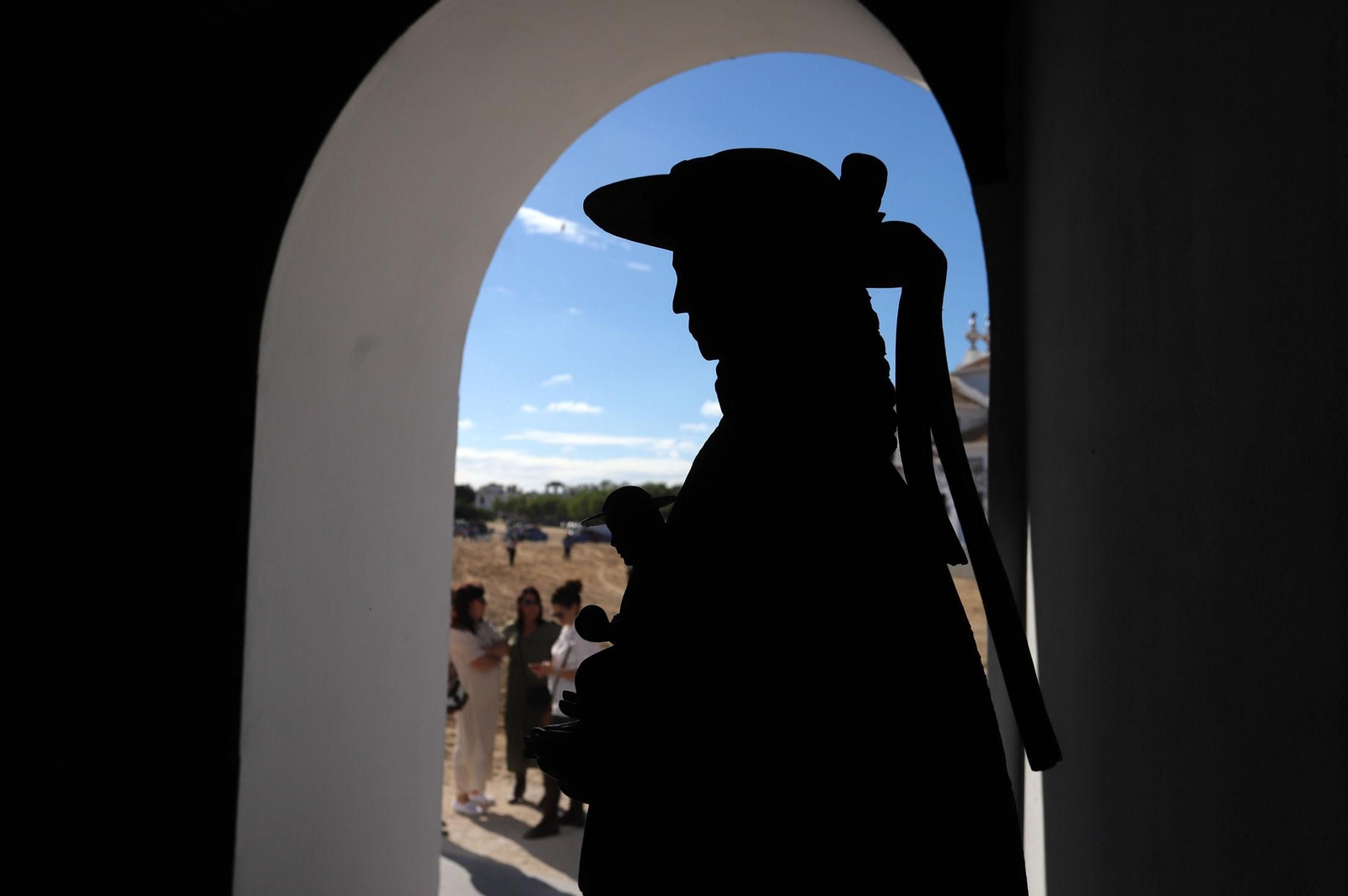 Ambiente en la aldea del Rocío previo a la llegada de las Hermandades, en imágenes