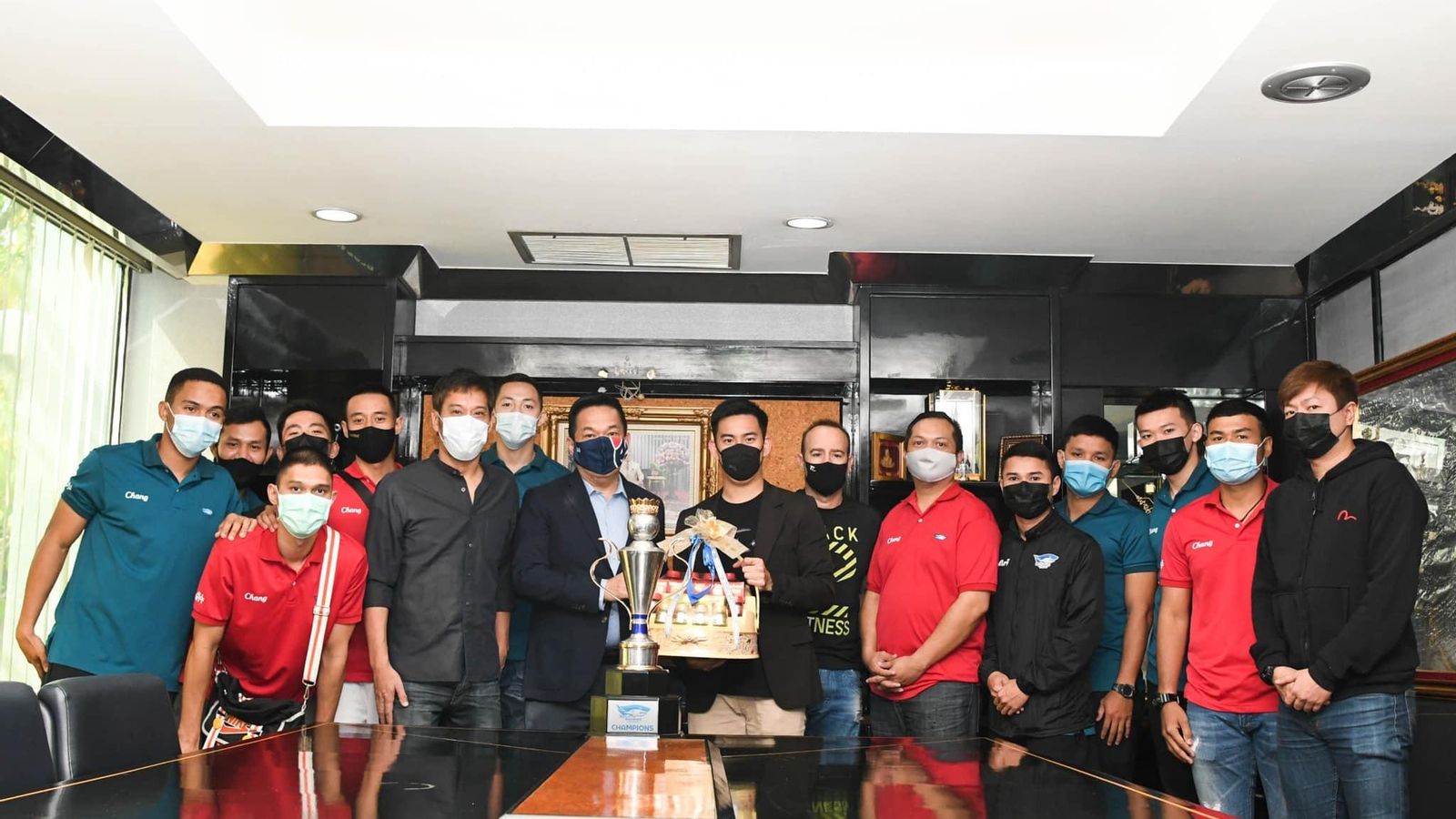 Plantilla del Bluewave Chunburi con la copa de campeones de liga.