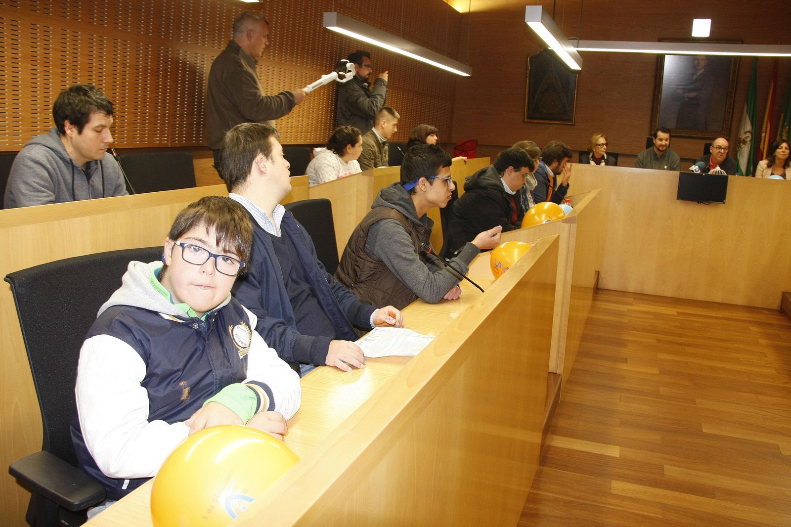 Imagen de los representantes de Afanas que han participado hoy en el pleno extraordinario situados en los asientos del Partido Popular y Ciudadanos.