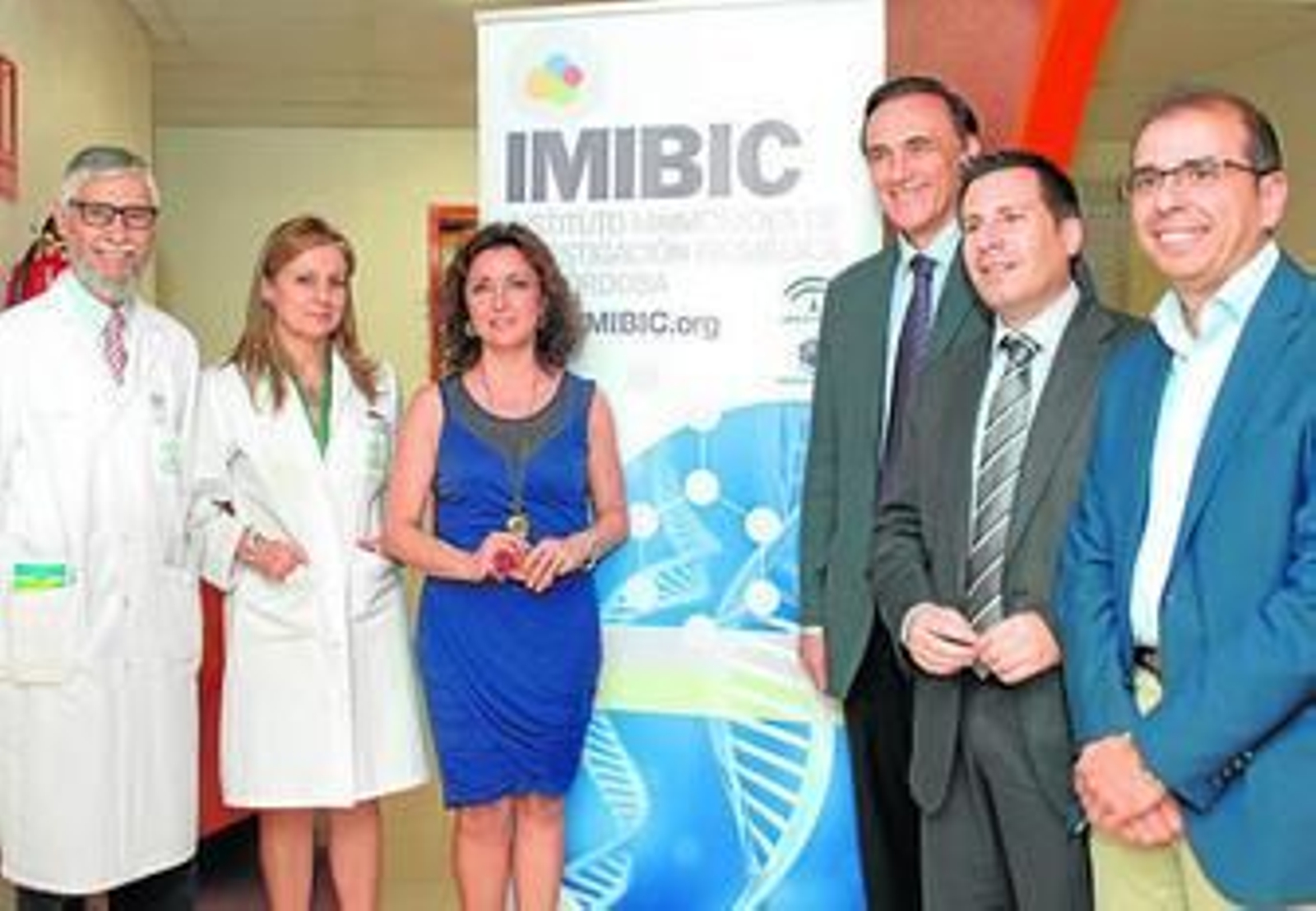 Representantes del Imibic junto con delegados de la Junta y el rector de la UCO.