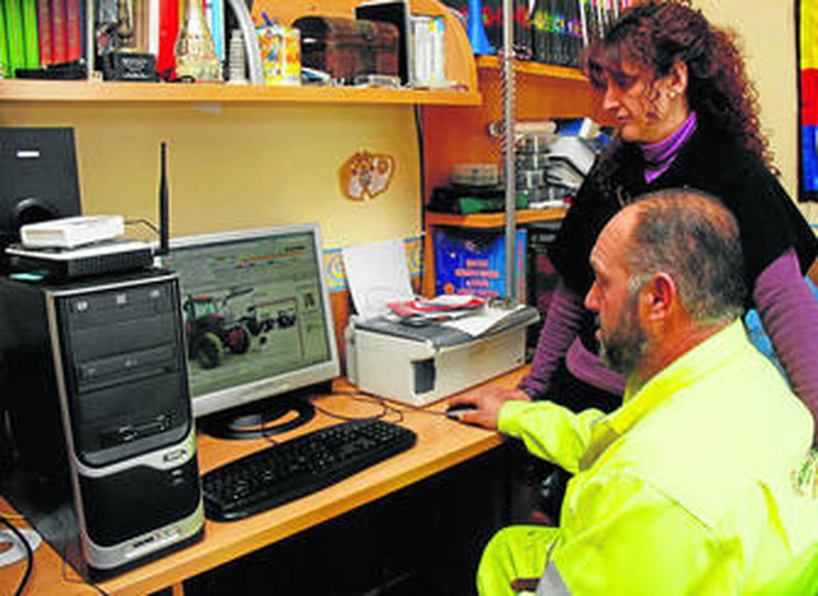 Cristóbal Sánchez y su mujer Rosi González han buscado un tractor por internet.