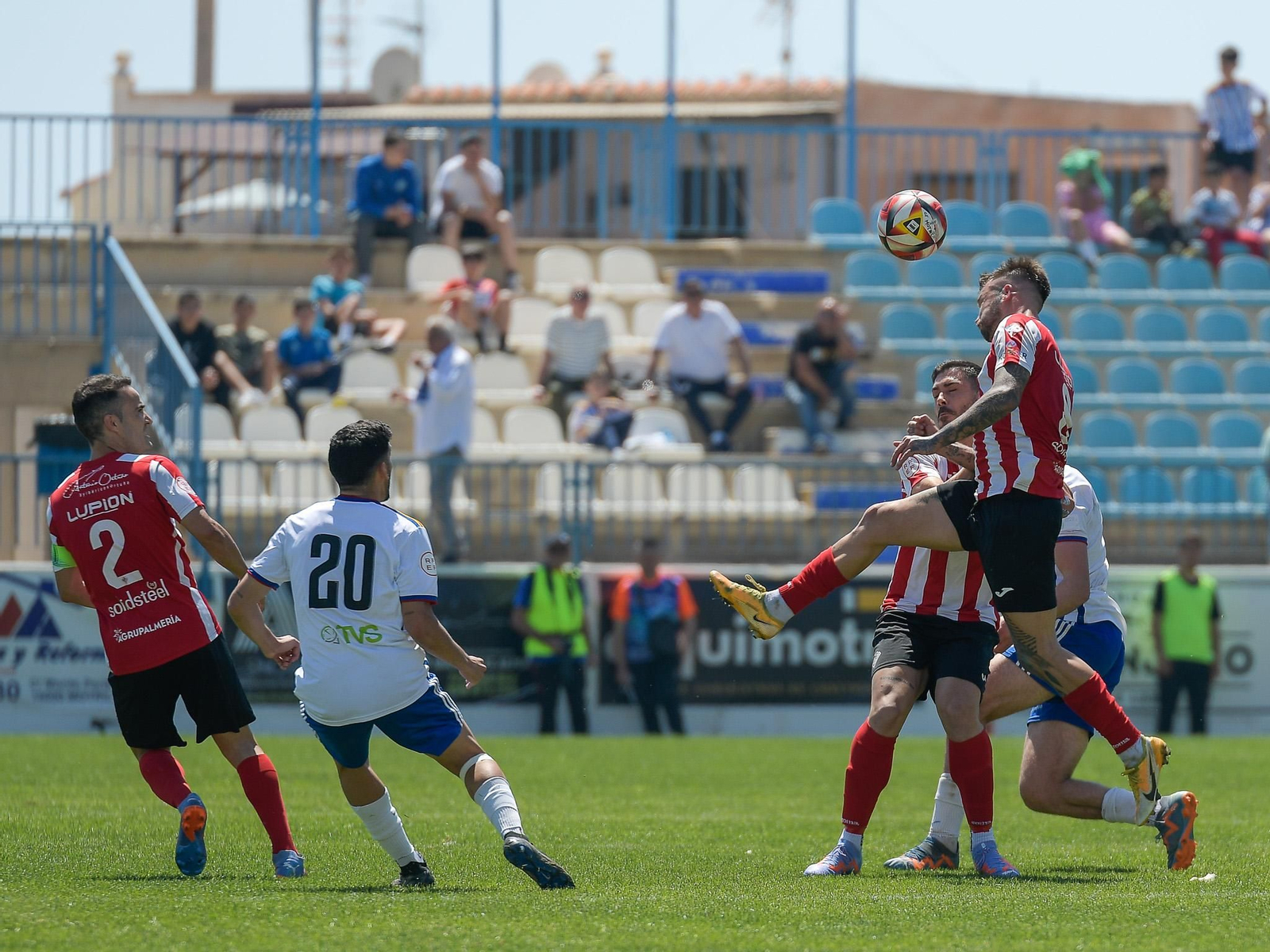 Jay Spires golpea de cabeza un balón durante uno de los encuentro que enfrentó a ambos equipos la pasada temporada.