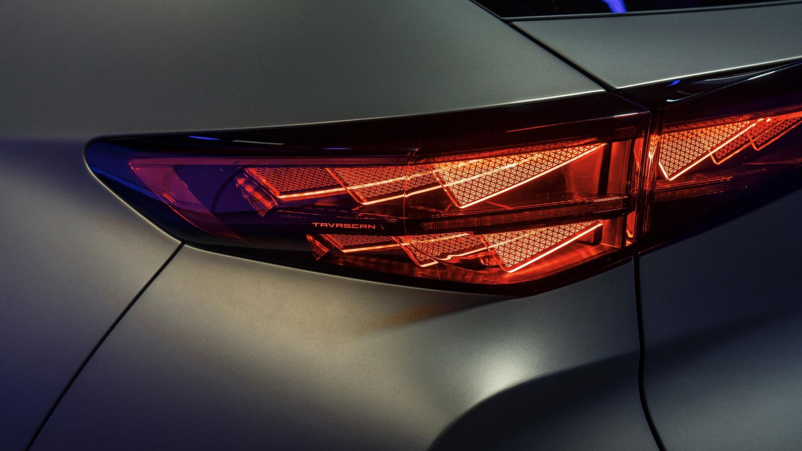 Aquí, en los pilotos de apariencia tridimensional es donde se inserta el nombre del Tavascan.