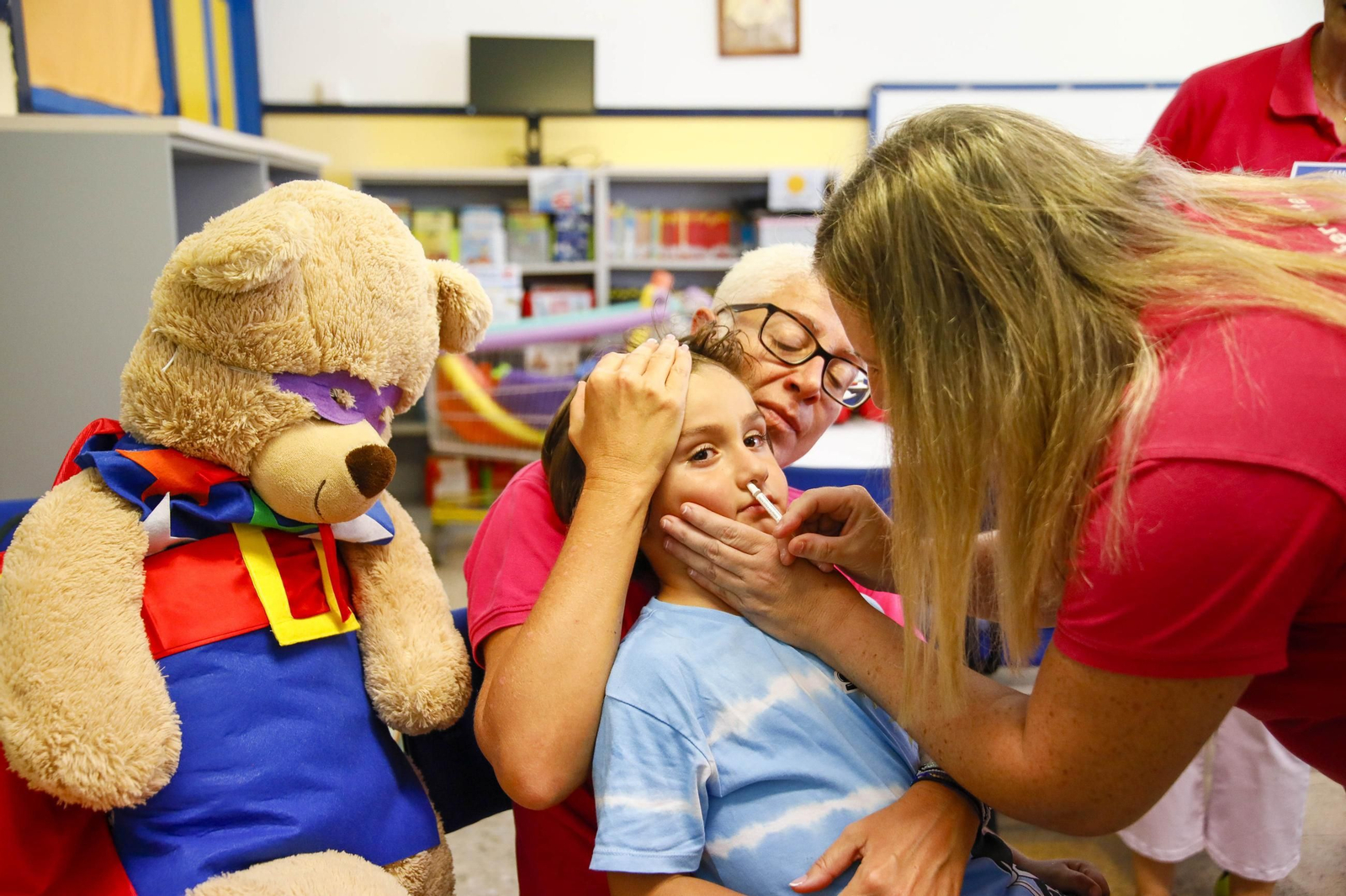 Las imágenes de la campaña de vacunación antigripal a los niños en el CEIP Adela Díaz de Almería