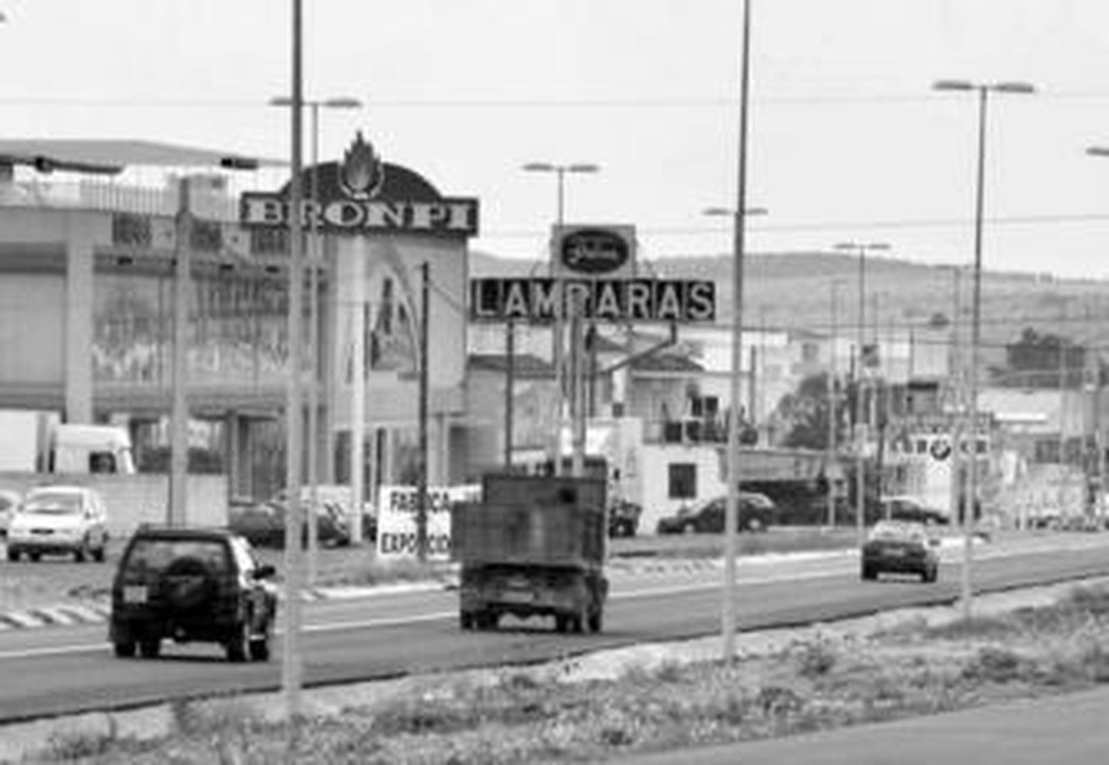 Vista de la N-331 a su paso por el polígono industrial de Los Santos, en Lucena.