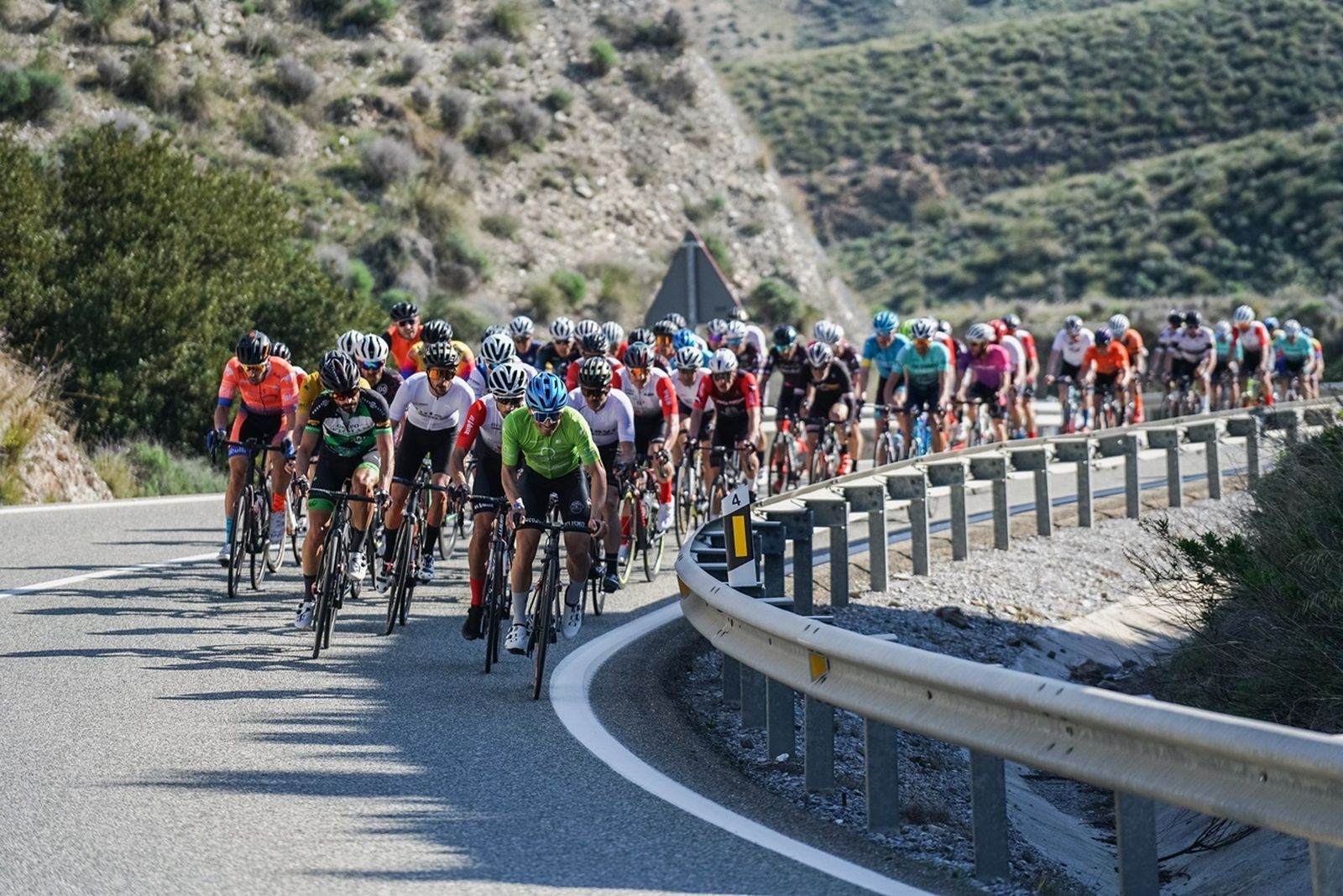 El pelotón, durante la etapa.