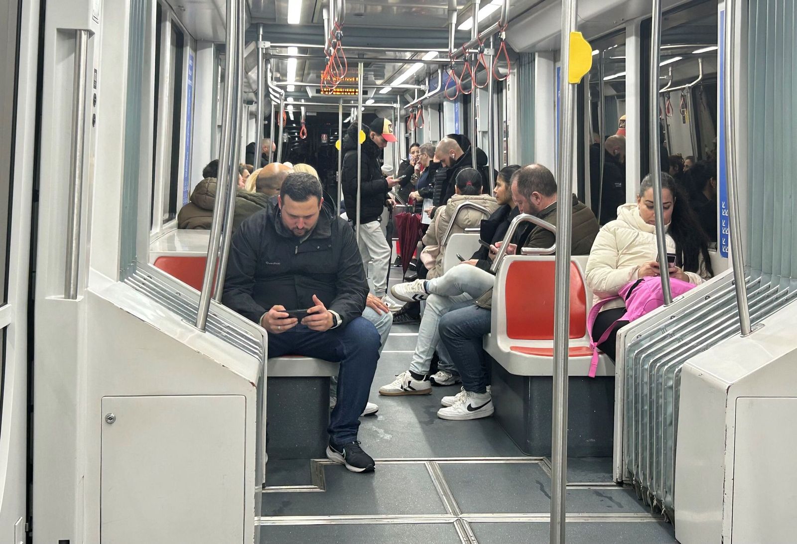 Viajeros en el Metro de Sevilla