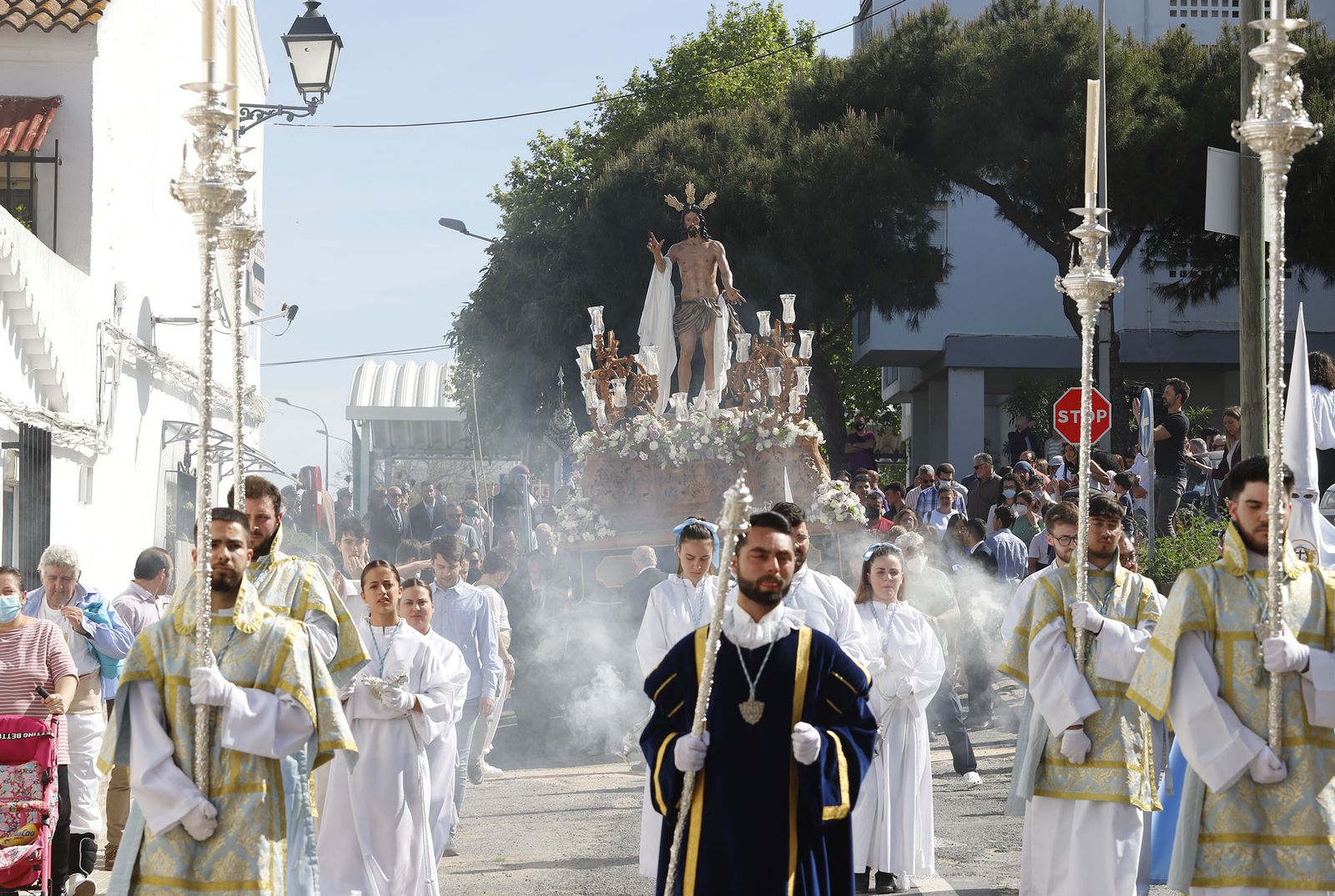 El Resucitado procesiona por el barrio de la Hispanidad de Huelva