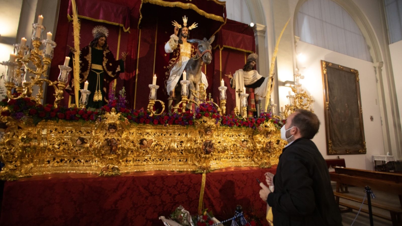 El Señor de la Borriquilla en su altar, con el frontal del paso y las imágenes de Santiago y San Juan