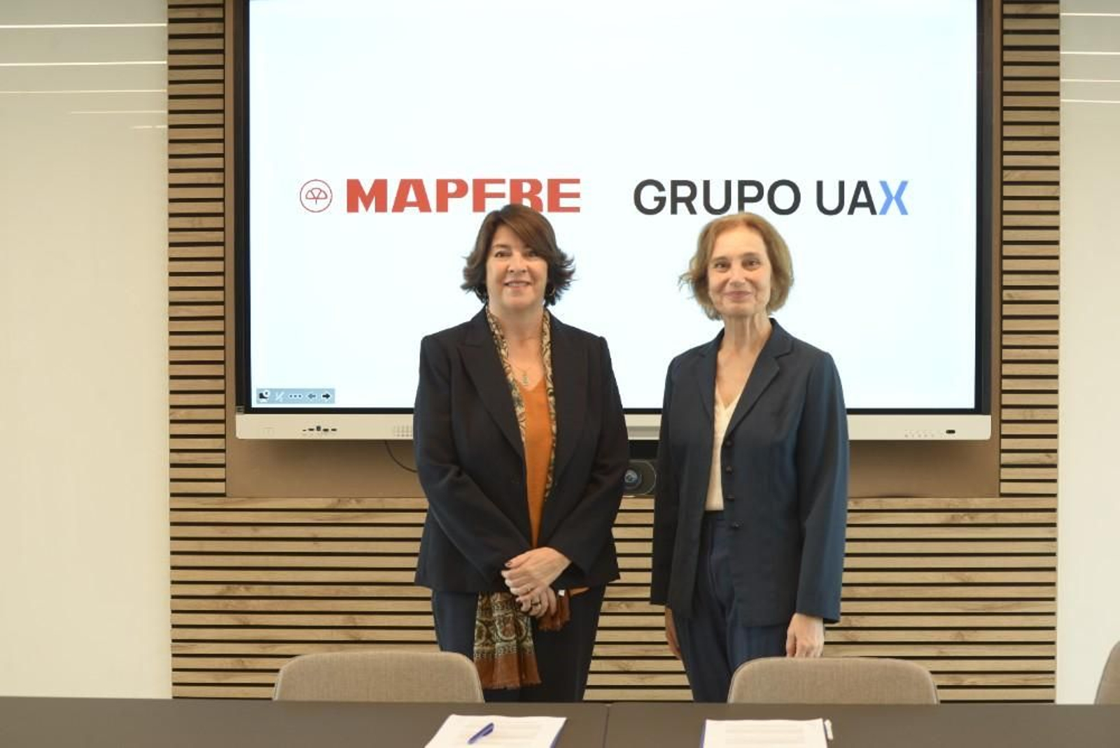Rocío Aragonés, directora de Personas y Organización de Mapfre Iberia y Pilar Torres, directora del Área Business & Tech y de Empresas del Grupo Educativo UAX, en la firma del acuerdo.