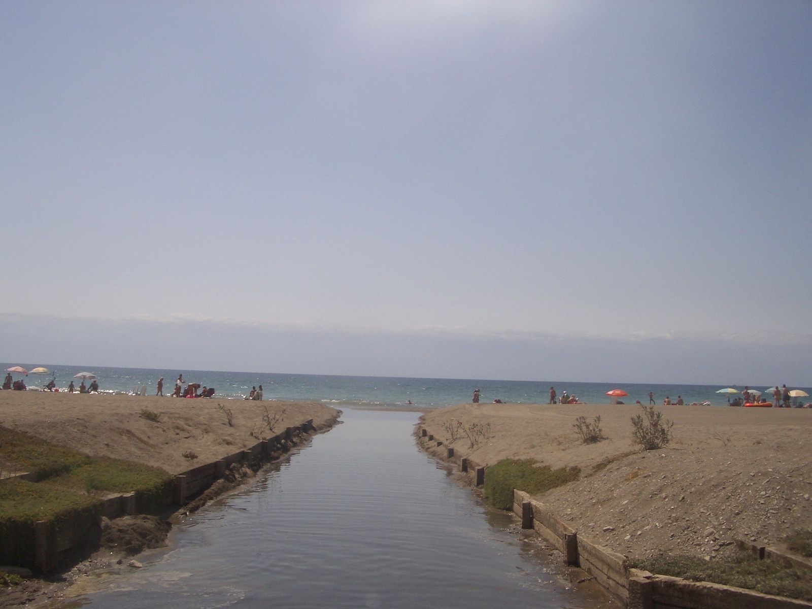 imagen de archivo de agua estancanda en un arroyo de Rincón.