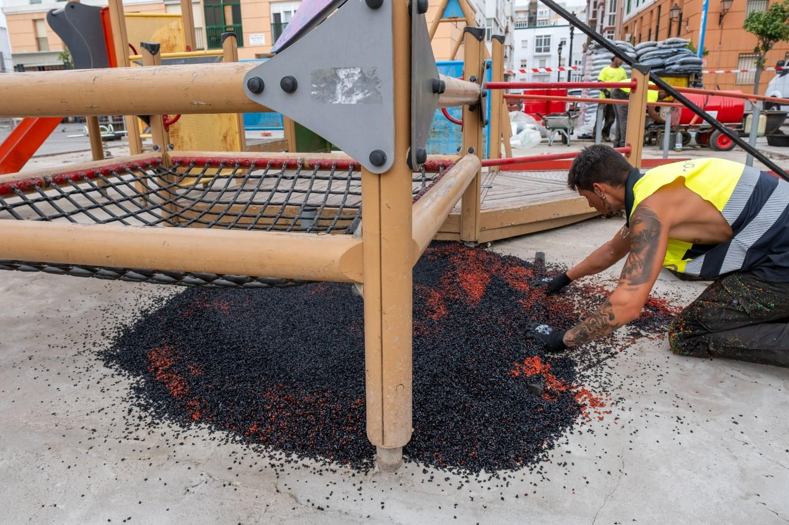 Trabajos en la zona de juegos infantiles de la plaza Capuchinos