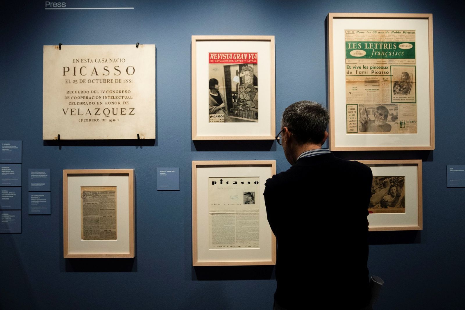 El comisario de la exposición 'La imagen de Picasso ', Mario Virgilio Montañez, observa unos artículos de prensa durante la presentación en la sala de exposiciones temporales del Museo Casa  Natal Picasso de Málaga; el pasado octubre.
