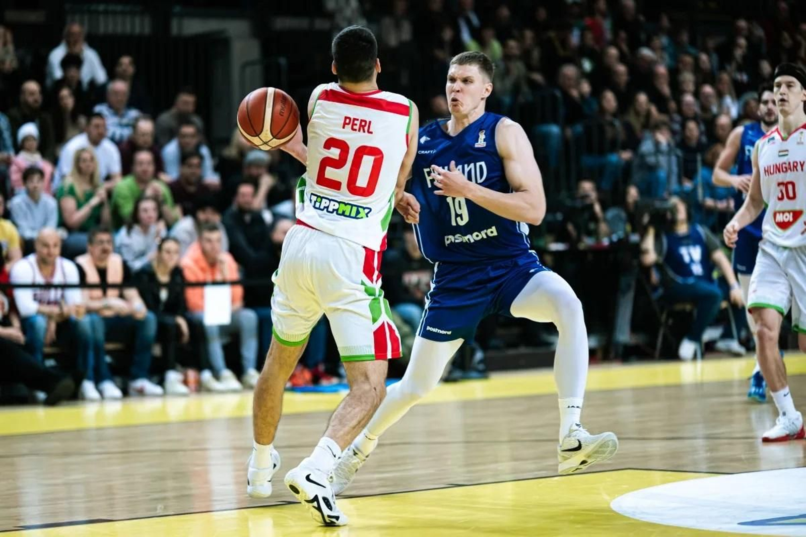 Valtonen defiende al jugador húngaro Perl. Valtonen defiende al jugador húngaro Perl.