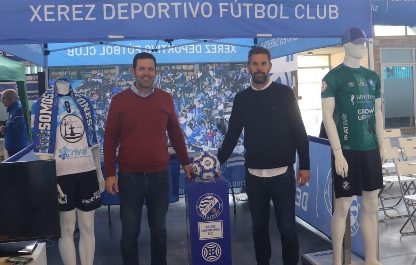 David Sánchez, en la imagen junto al presidente Jesús Viloita, atendió a los medios en la III Feria del Deporte en Ifeca.
