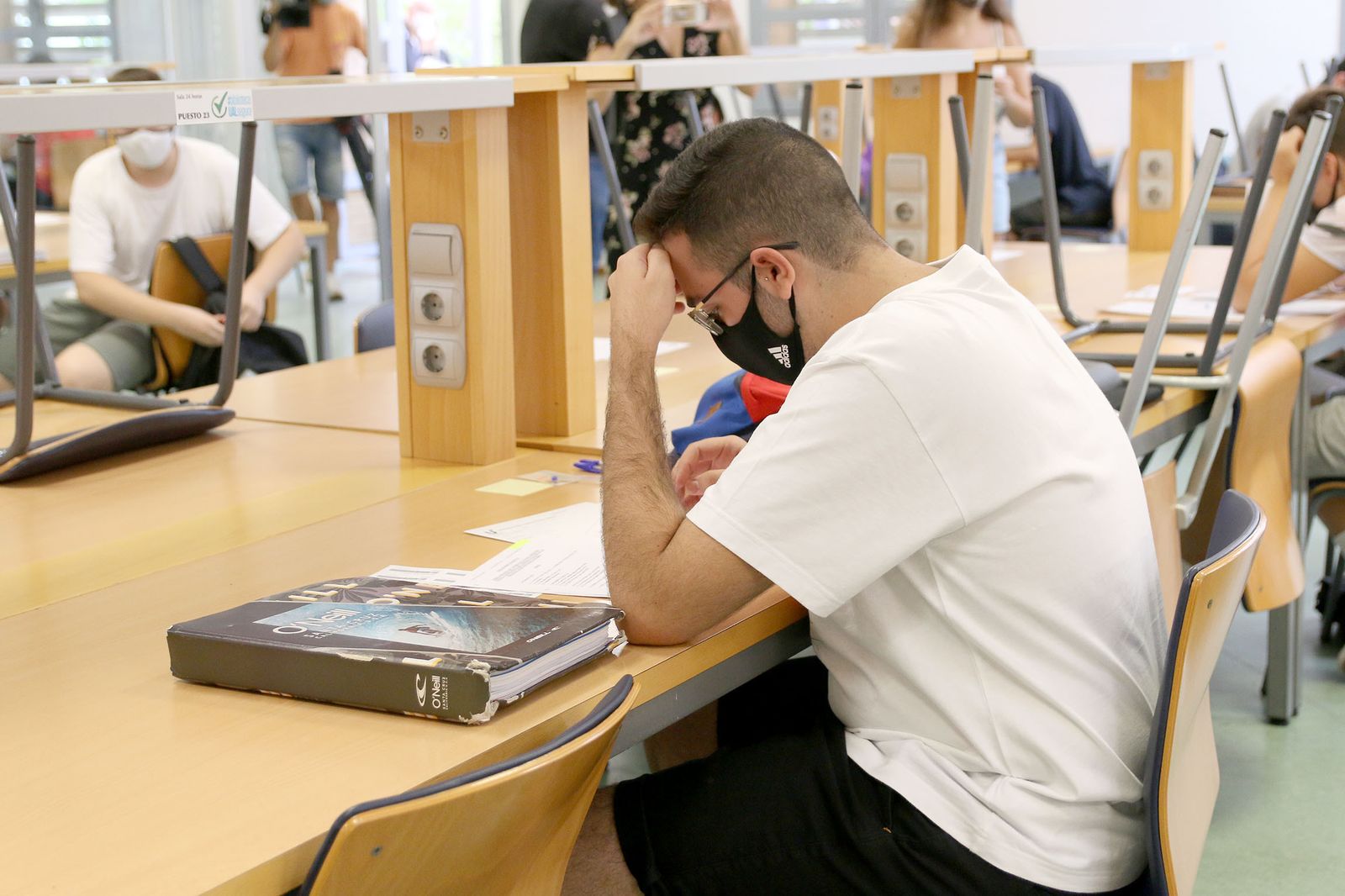 Un joven estudia en las instalaciones de la UAL.